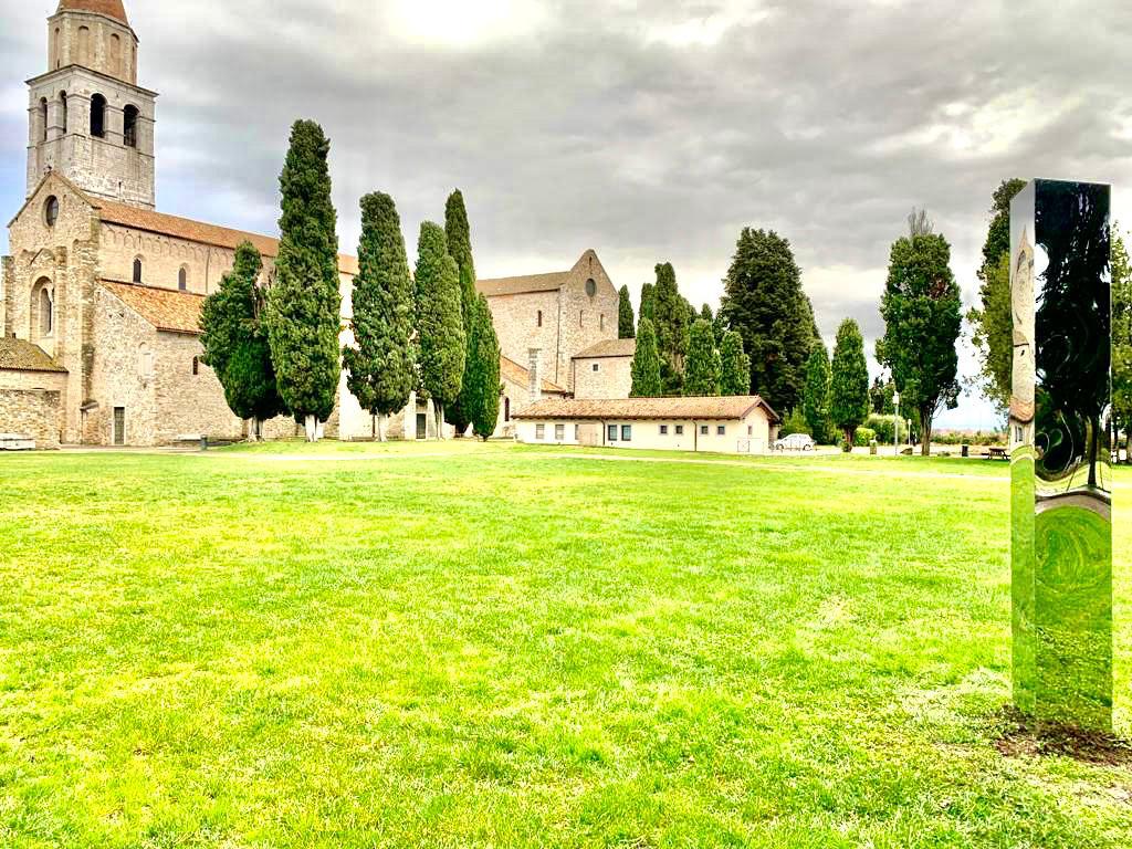 Copertina per Il misterioso monolite in acciaio compare anche ad Aquileia nella notte di Natale